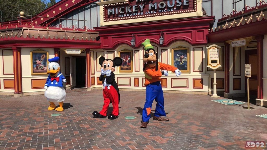 Donald, Mickey et Dingo in front of meet Mickey Mouse