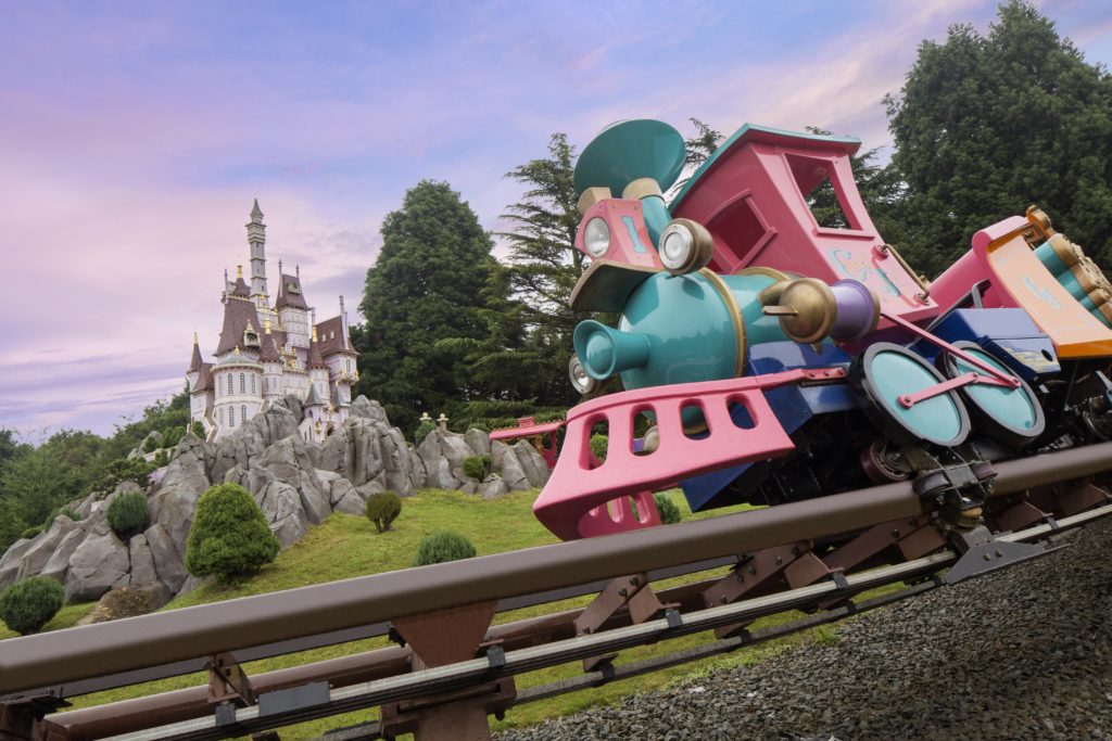 La locomotive de Casey devant la miniature du château de la belle et la bete