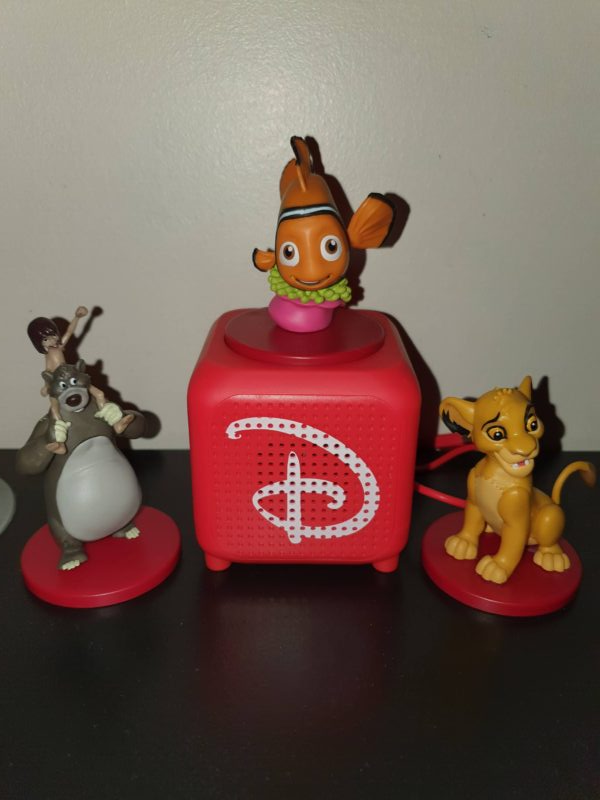 L'enceinte rouge est ampillée du fameux « D » Disney, une figurine de Nemo est posé sur l'enceinte, à côté deux autres figurines baloo et Simba