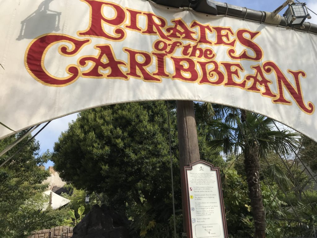 Entrée de l'attraction Pirates of the Caribbean, elle représente une voile et un mat de bateau