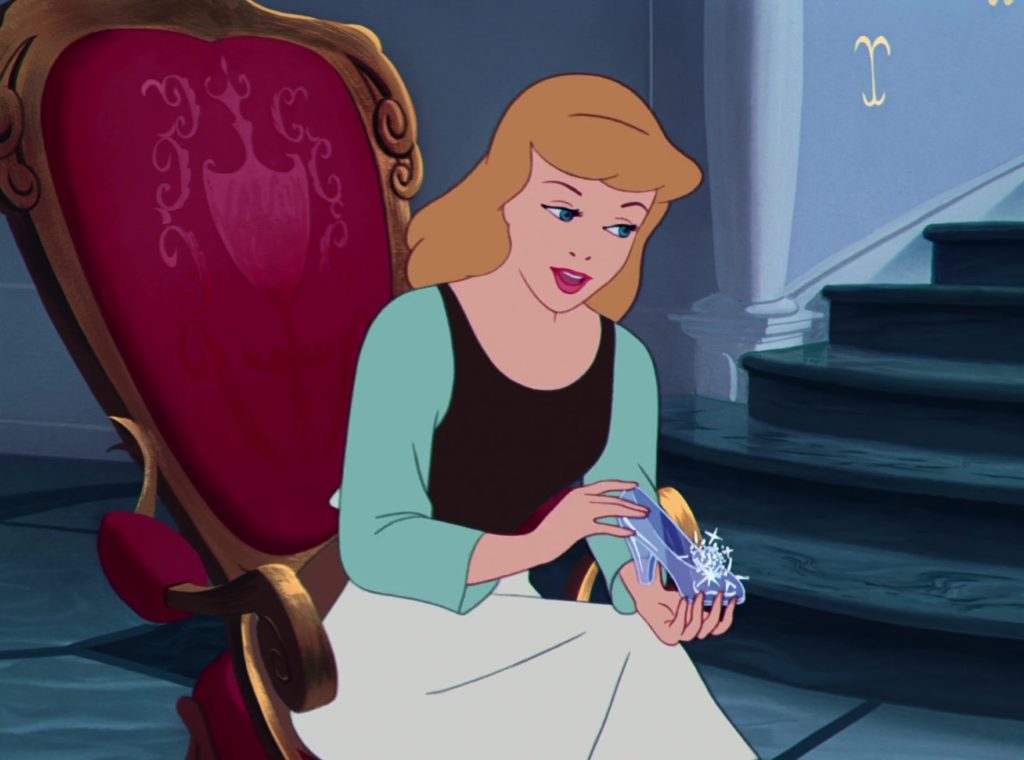 Cendrillon tient une pentoufle de verre
