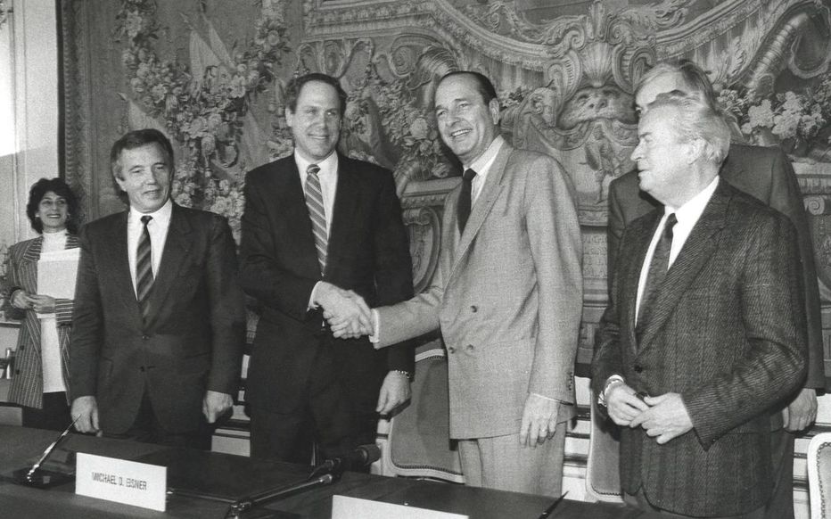 Poignée de main entre Michael Eisner et Jacques Chirac à l'occasion de la signature de la convention d'Euro Disneyland.