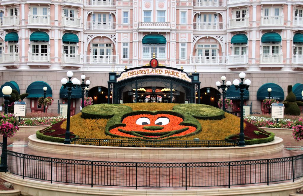 L'entrée du Disneyland Park, avec le parterre en forme de tête de Mickey.