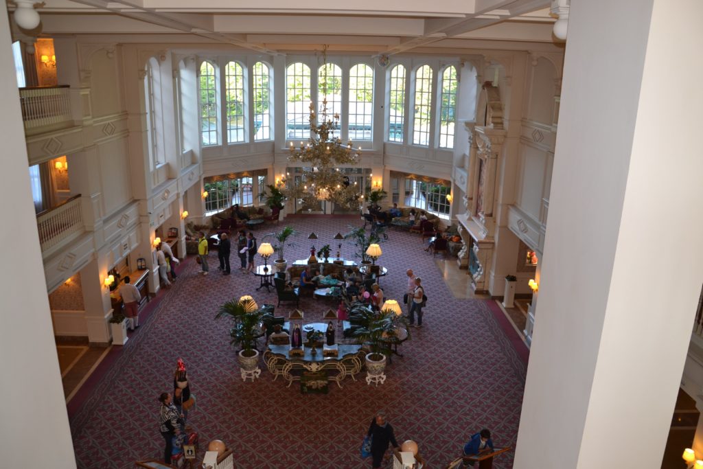 Le lobby du Disneyland Hotel