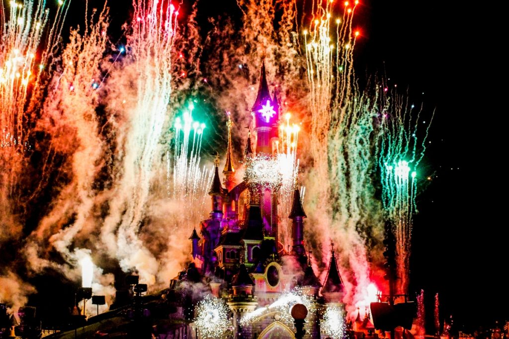 Spectacle nocture sur le château de la belle au bois dormant à Disneyland paris: feux d'artifices et mapping