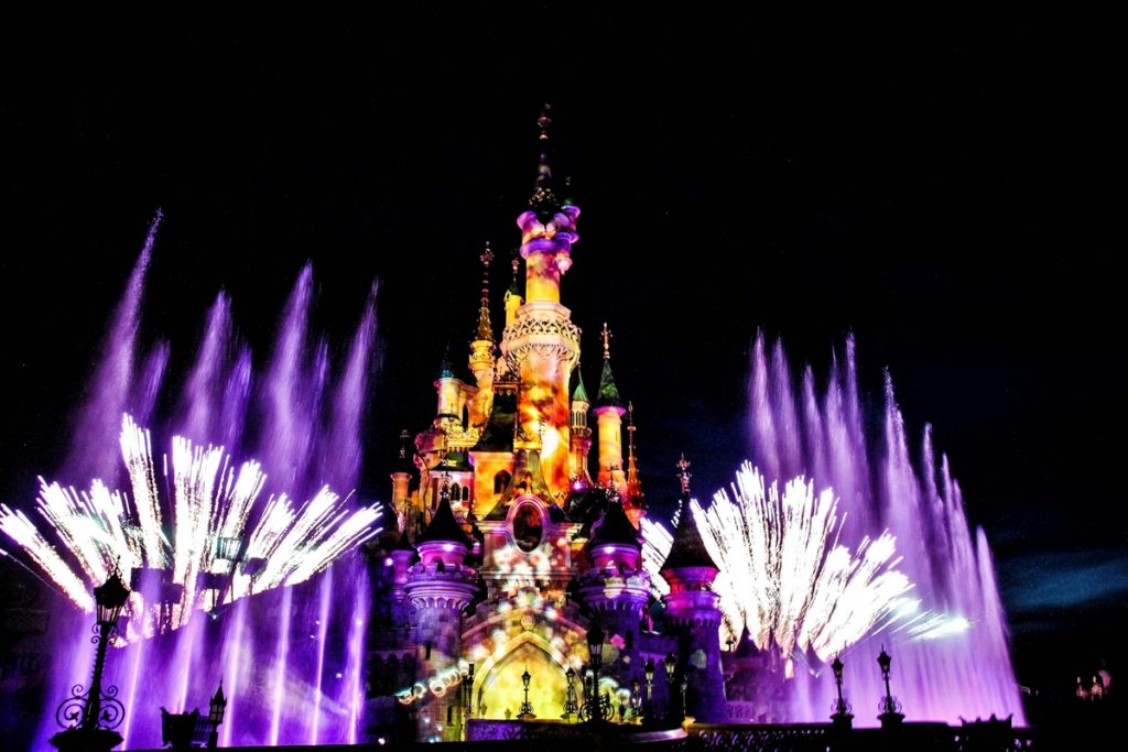 Spectacle nocture sur le château de la belle au bois dormant à Disneyland paris: feux d'artifices et mapping