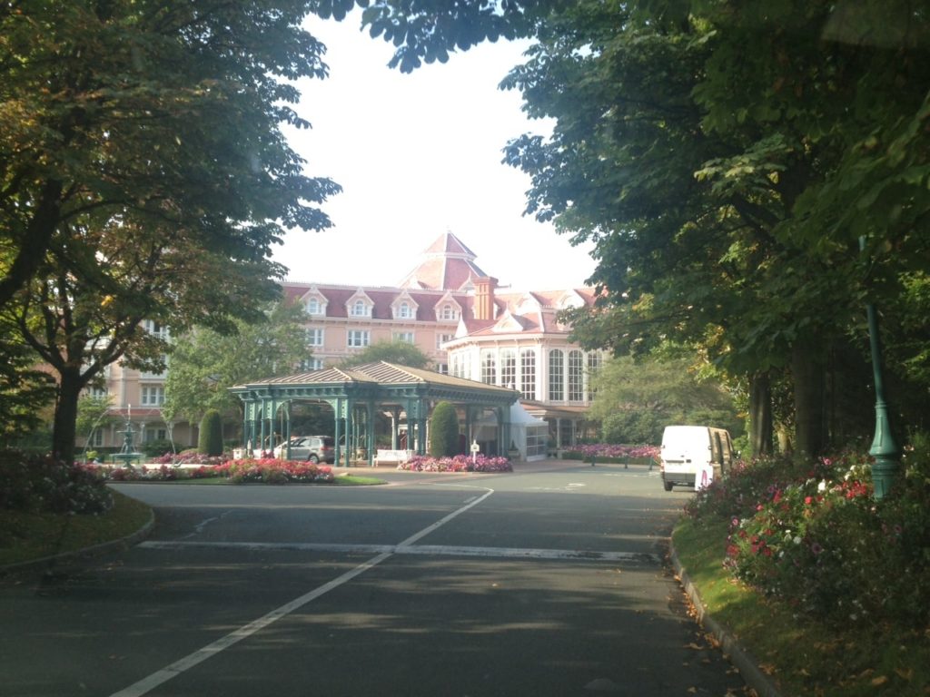 DISNEYLAND HOTEL ENTRANCE