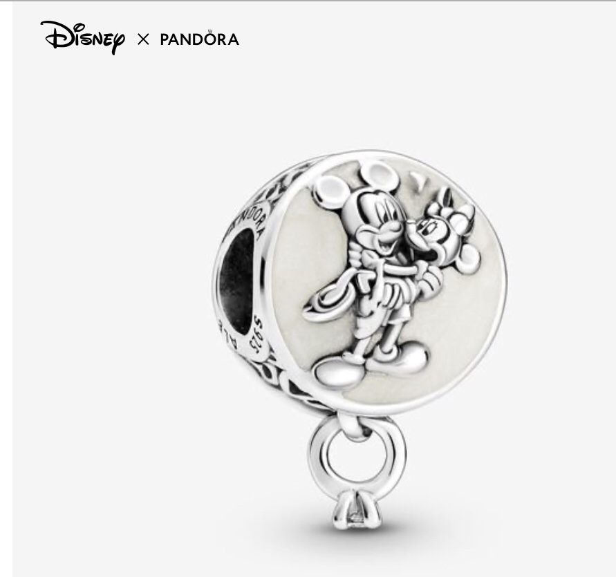 charm rond Pandora x Disney mickey portant minnie dans ses bras