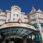 Entrée du parc Disneyland sous le Disneyland Hotel