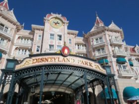 Entrée du parc Disneyland sous le Disneyland Hotel
