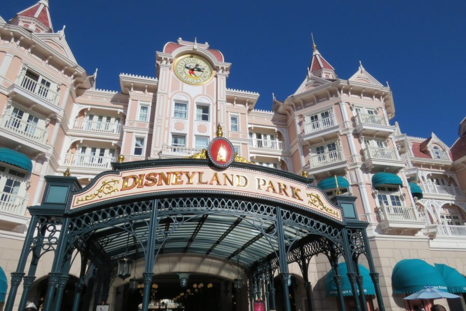 Entrée du parc Disneyland sous le Disneyland Hotel