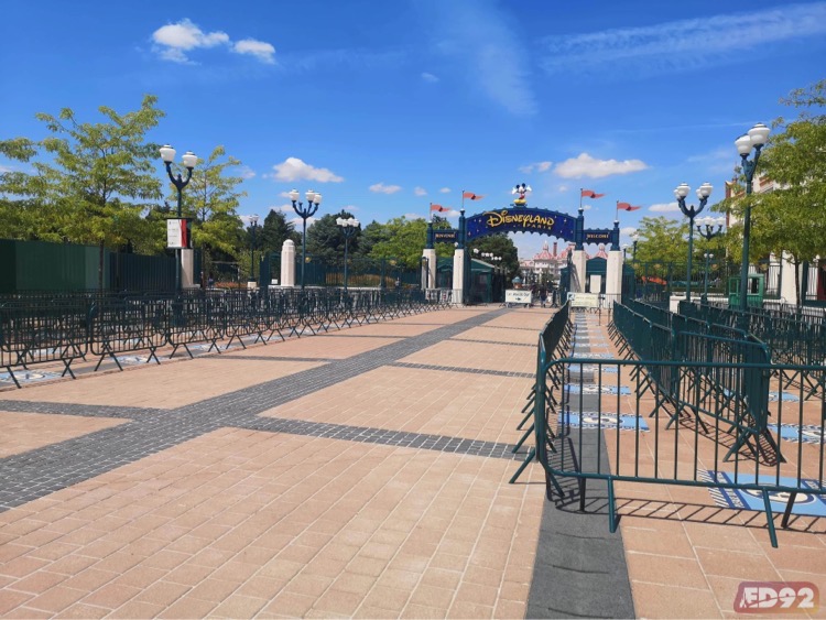 L'entrée de Disneyland Paris avec des barrières pour canaliser la foule. Il n'y a personne