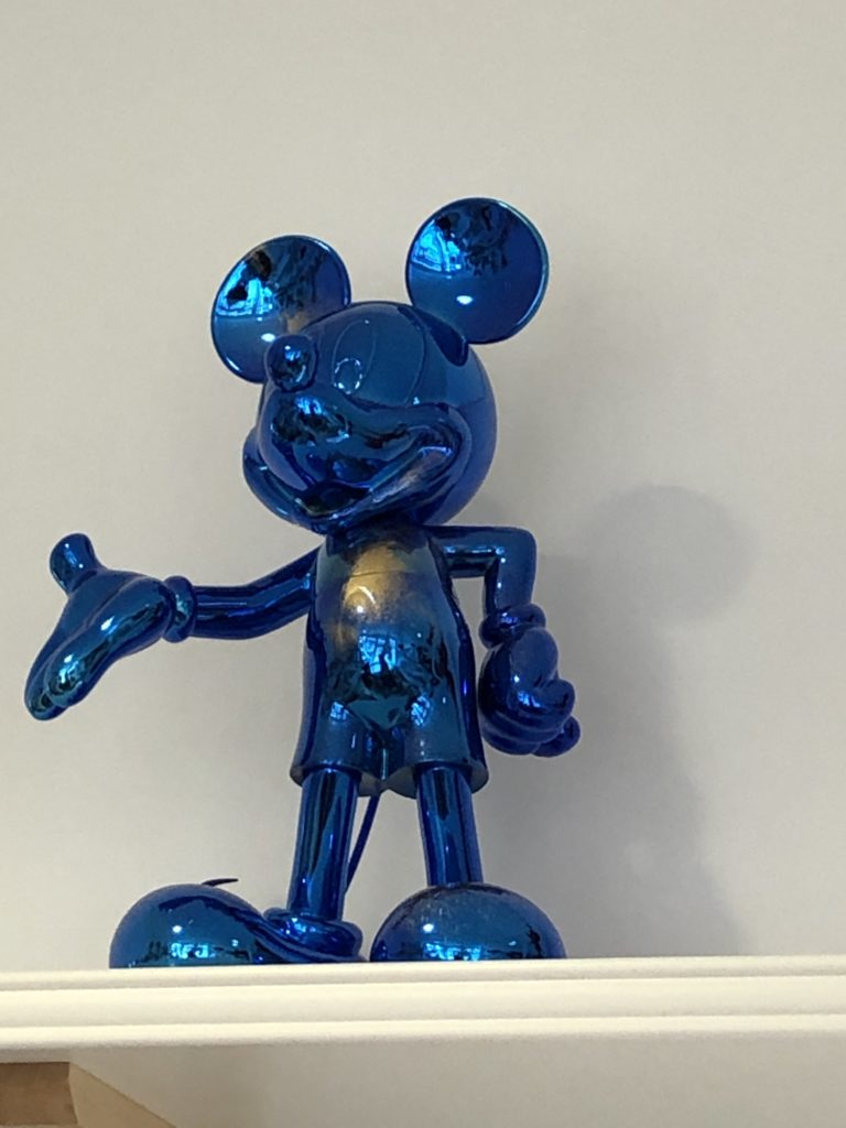 Une sculpture de mickey bleue