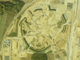 Début des travaux de terrassement du Parc Disneyland.