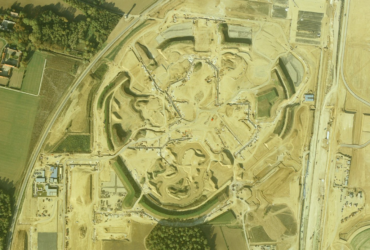 Début des travaux de terrassement du Parc Disneyland.