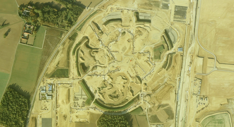 Début des travaux de terrassement du Parc Disneyland.