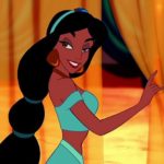 Jasmine tenant le rideau de sa chambre au palais