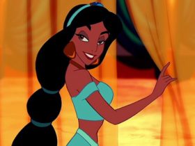 Jasmine tenant le rideau de sa chambre au palais