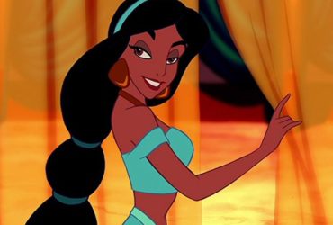 Jasmine tenant le rideau de sa chambre au palais