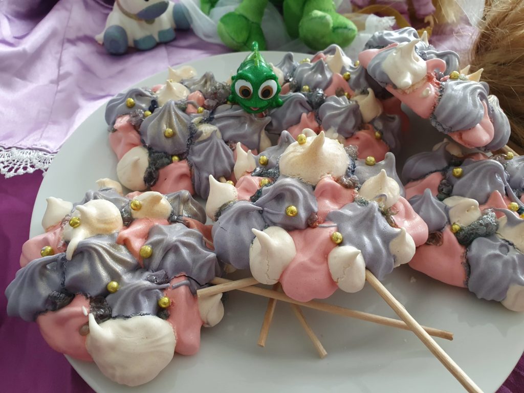 A plate of meringue lollipops, we see Pascal.