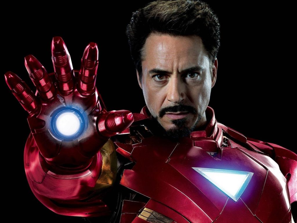 Robert Downey Junior dans l'armure Iron Man; Il ne porte pas de casque et pointe son faisceau face à lui