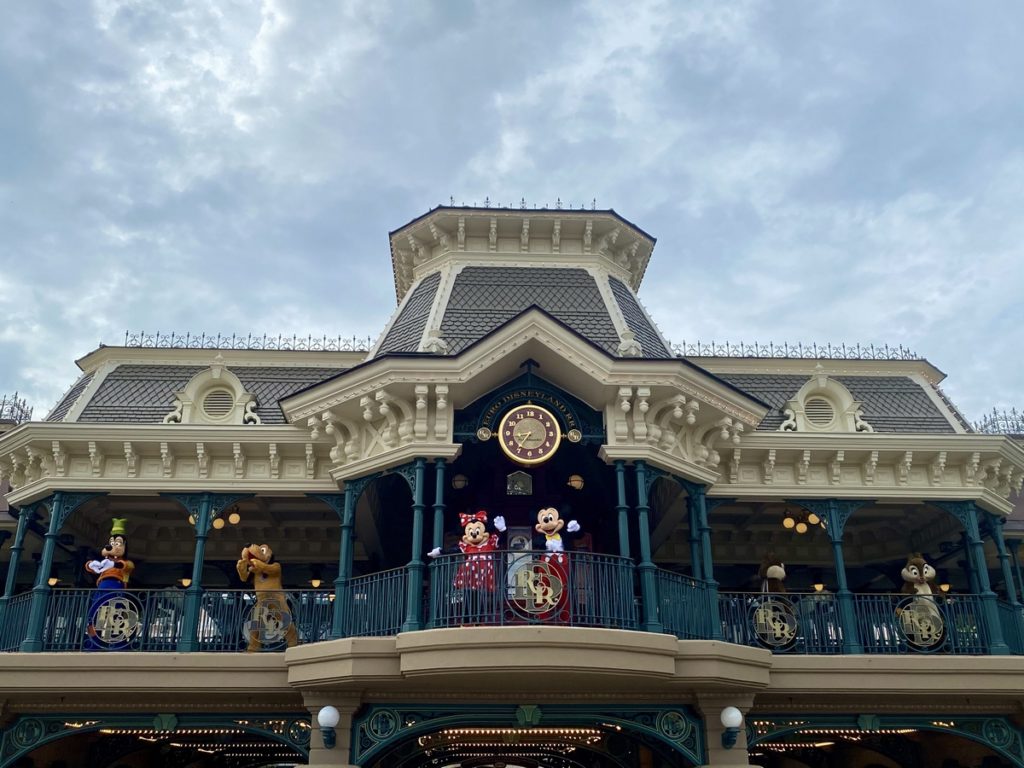 Dingo, pluto, Mickey et minnie, tic et tac, saluent depuis la gare de Mian Street