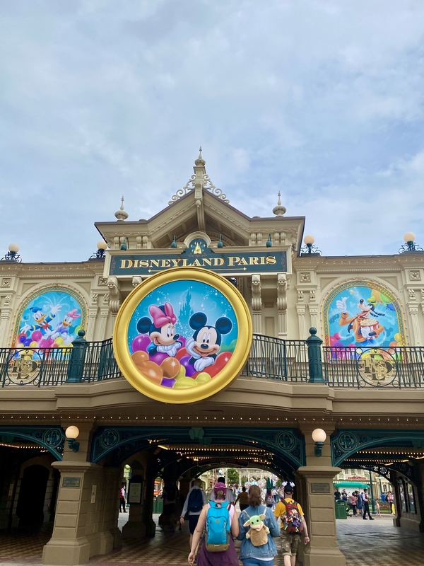 L'entrée de Disneyland Paris , la gare de main street avec un portrait géant de mickey et minnie