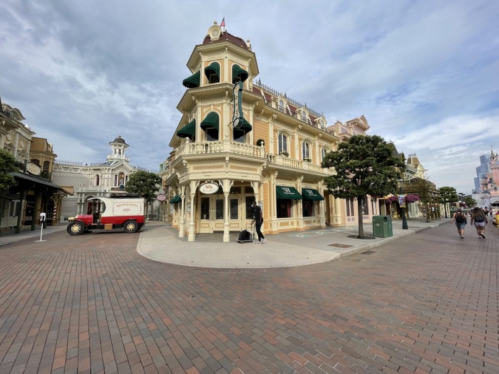 La façade du restaurant Walt's à Disneyland paris