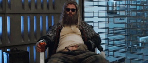 Thor a grossi, n'est pas rasé et reste assis dans sa chaise sans bouger.