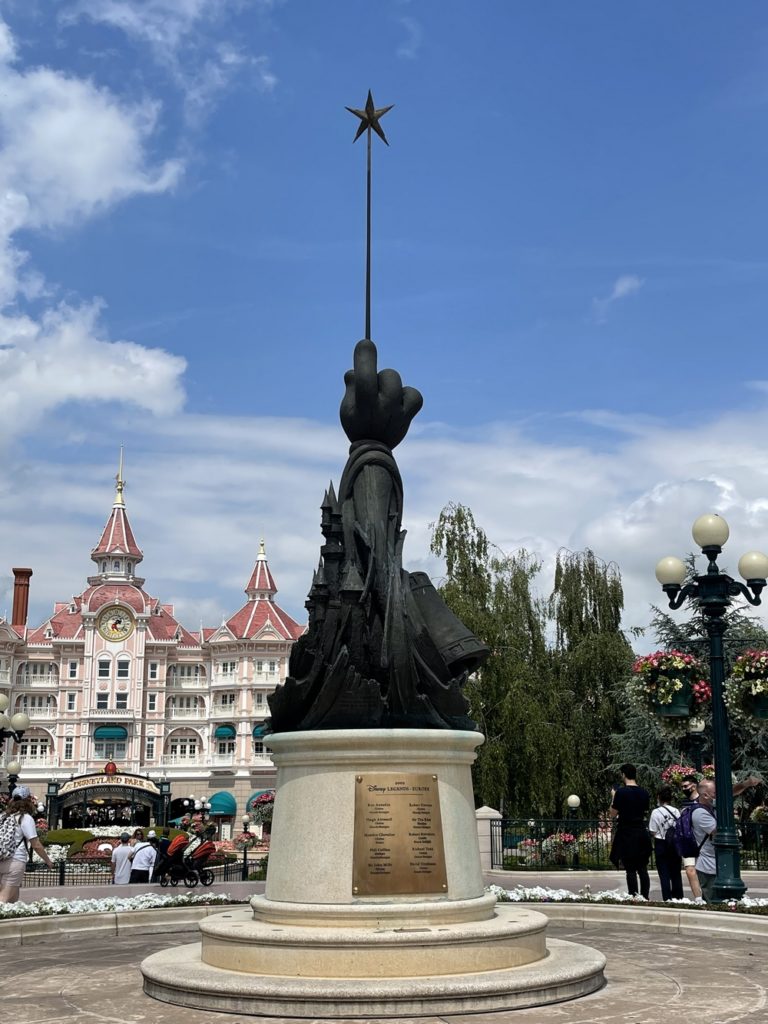 L'entrée  de Disneyland Paris lors de la réouverture