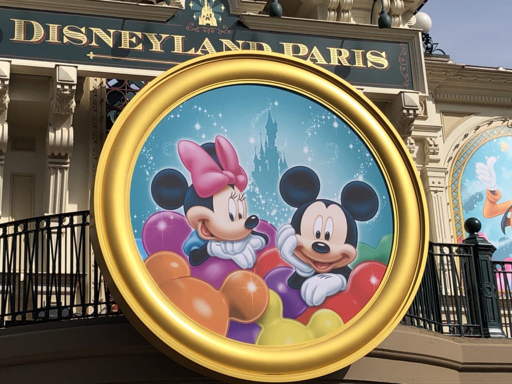 Le médaillon géant sur la gare de main Street Usa, à l'éffigie de Mickey et minnie à Disneyland Paris