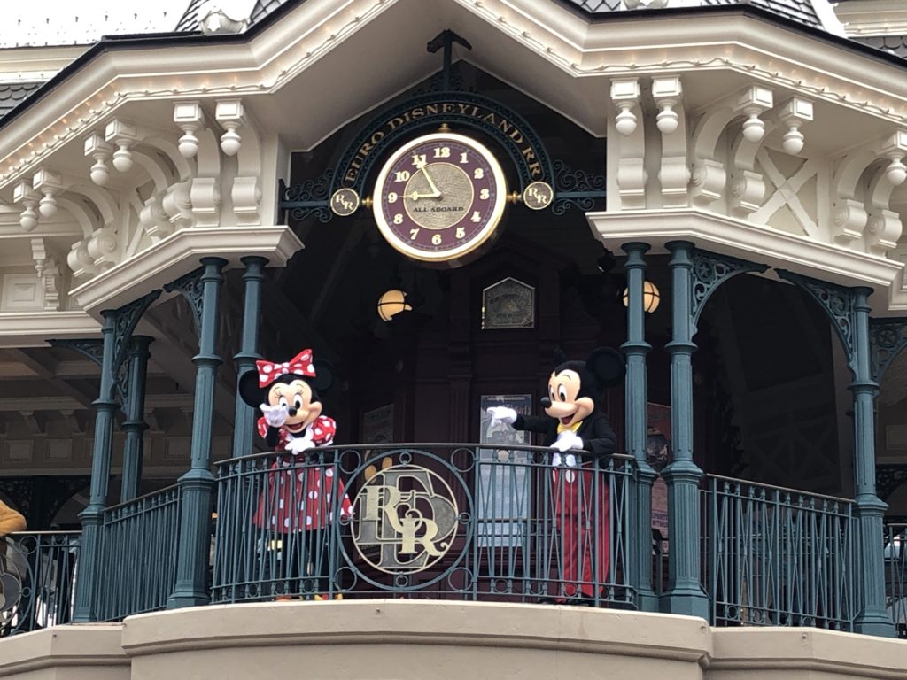 Mickey et Minnie dans la gare de Main Street Usa