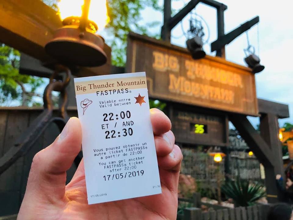 Un ticket faspass du Big thunder mountain tenu dans la main