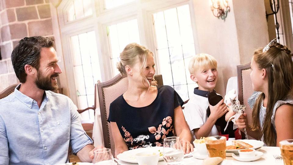 poly-allergique à disneyland Paris, une famille autour d'un repas