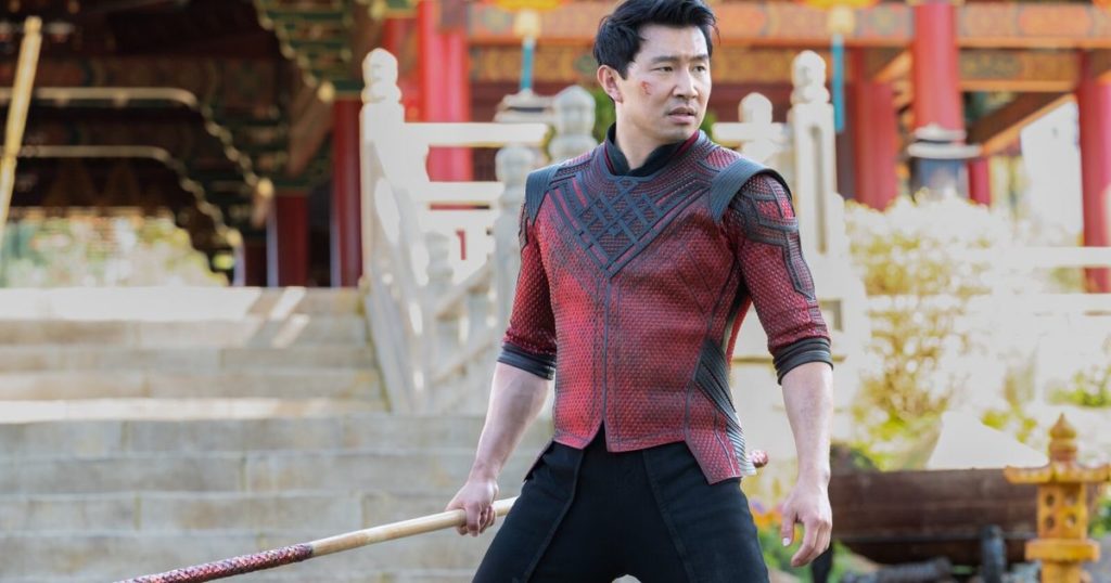 L'acteur Simu Liu en costume sur le tournage du film