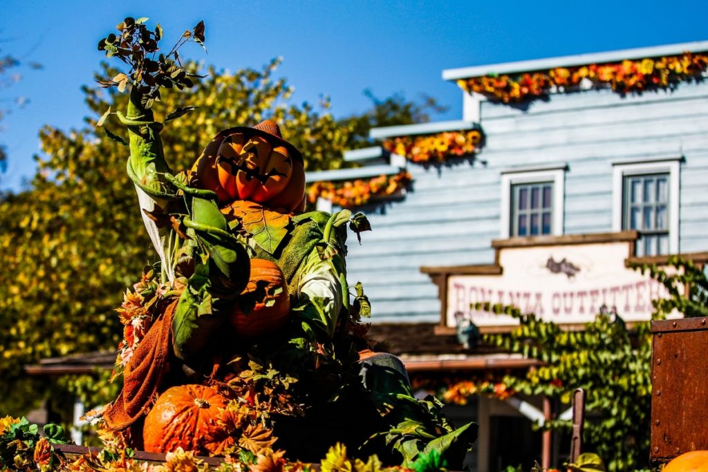 Halloween à Disneyland Paris, une sculpture de lierre et de citrouilles à Frontierland