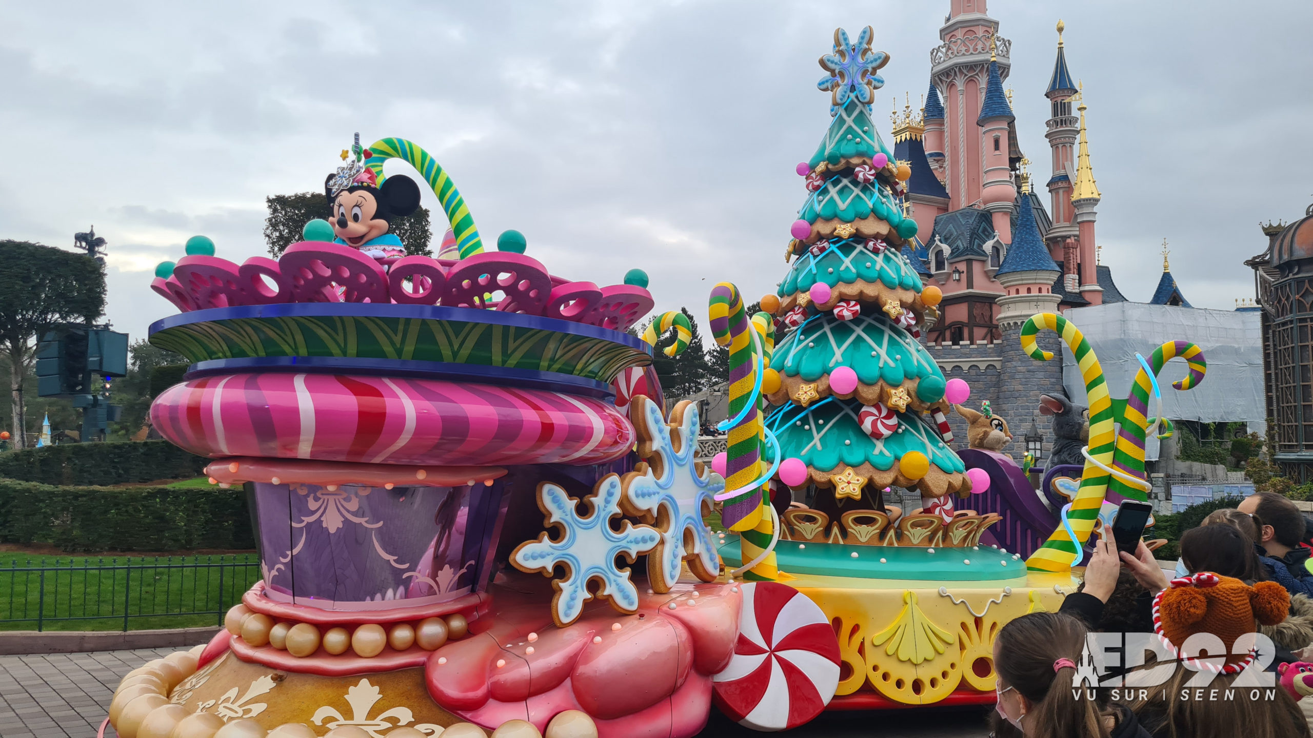 Disneyland® Paris reveals incredible offerings for 2021 Christmas season,  with the return of must-see shows and a brand-new Christmas Parade -  DisneylandParis News