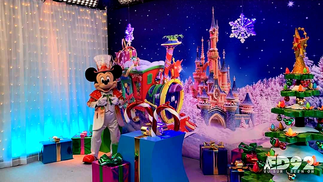 Mickey De Noël Avec Un Cadeau Surprise - Disney Traditions