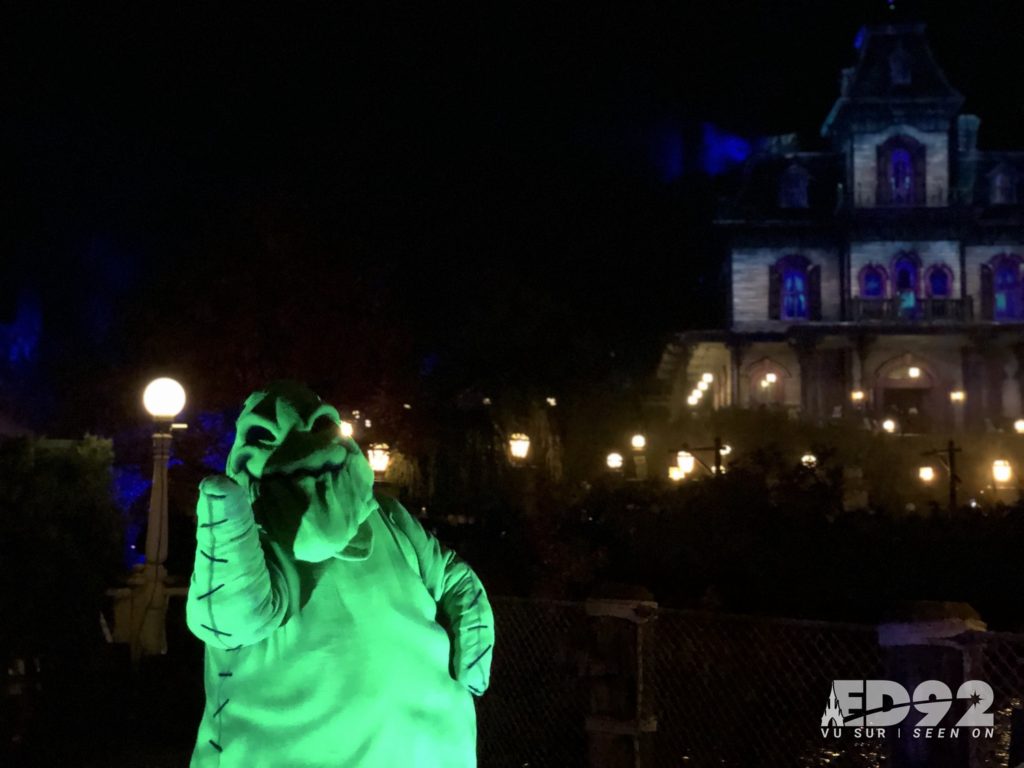 oogie boogie devant Phantom Manor pendant la soirée Halloween