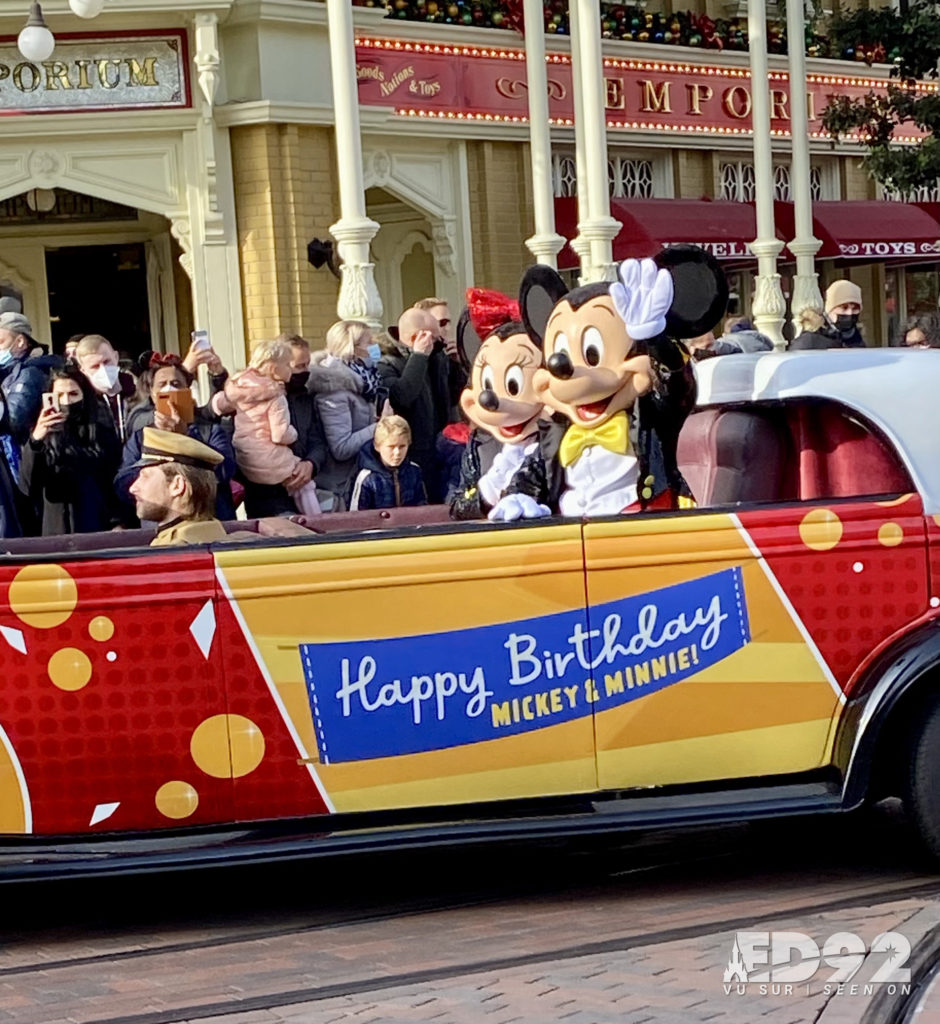 Mickey et Minnie lors de la parade spécial anniversaire à Disneyland paris ! 
