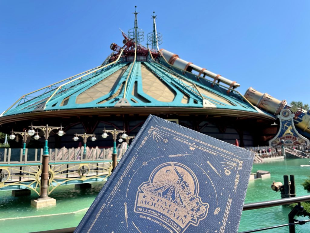 LE livre sur Space Mountain présenté devant l'attraction