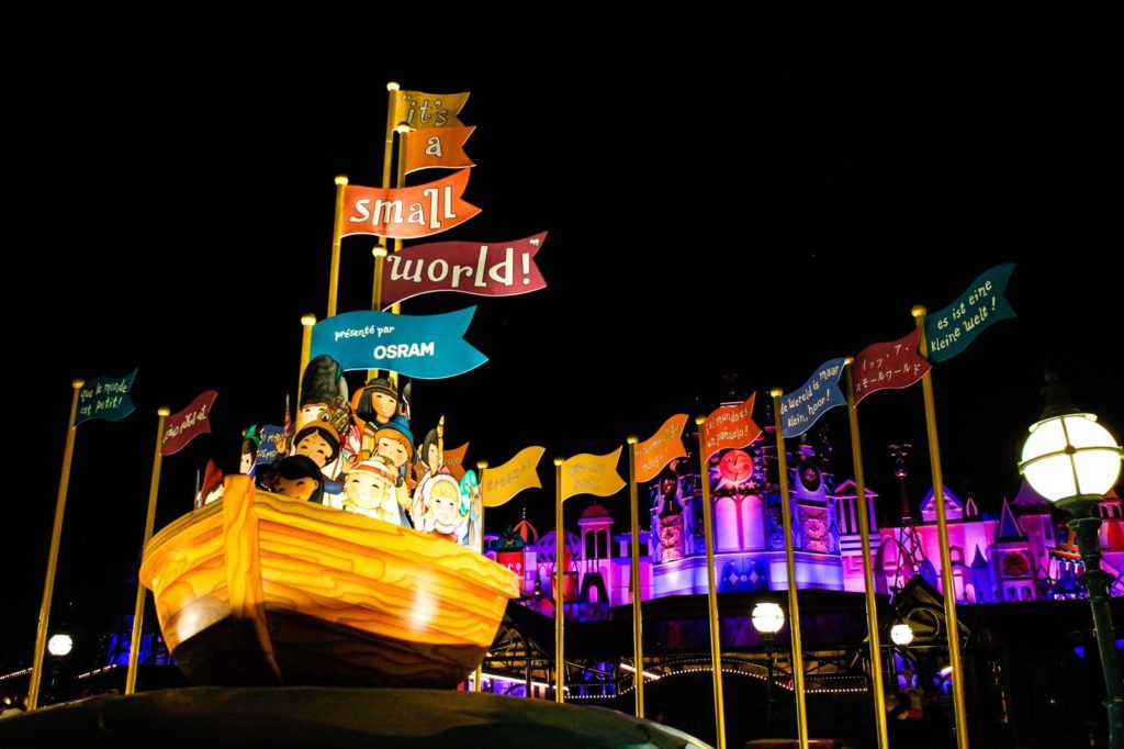 It's A Small World Paroles Français