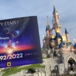 drapeau souvenir 30 ans disneyland paris devant le chateau