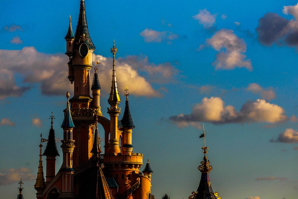 le château de la belle au bois dormant à Disneyland Paris éclairé par le coucher du soleil.