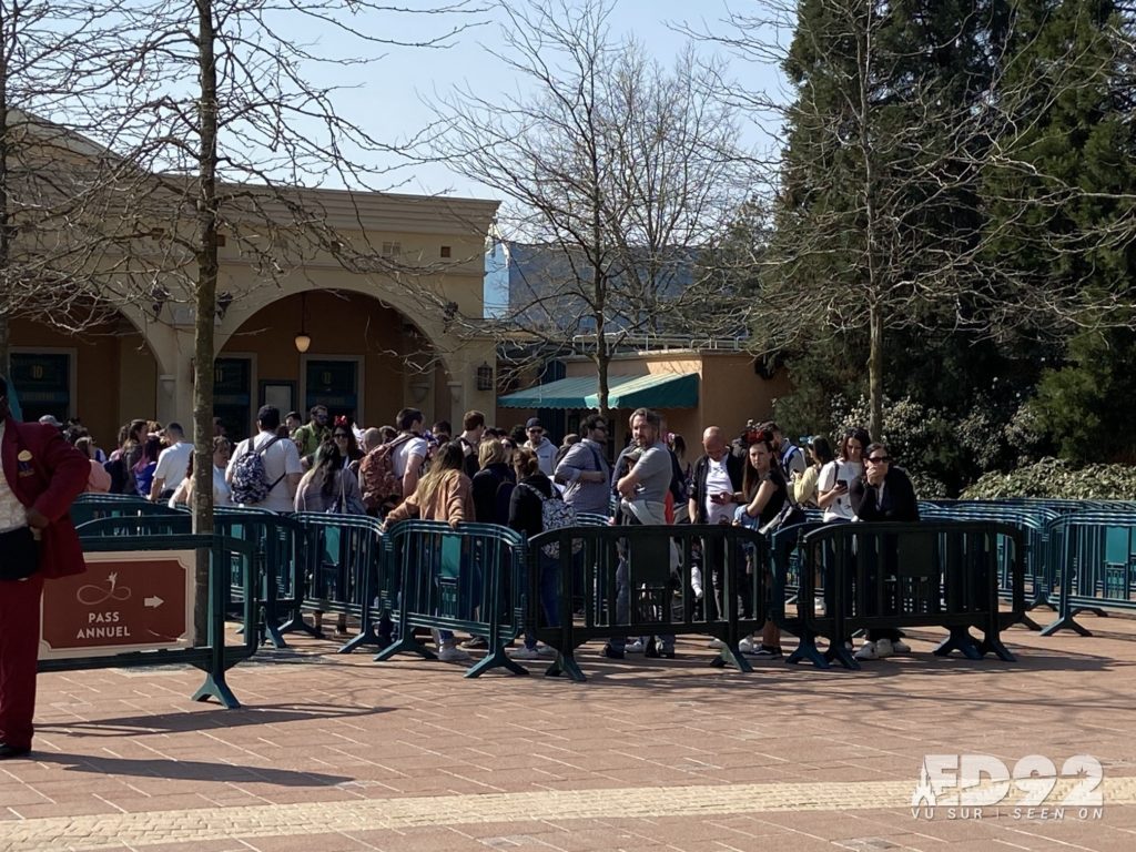 Une file longue d'attente devant les guichets des Walt Disney Studios pour les pass annuels