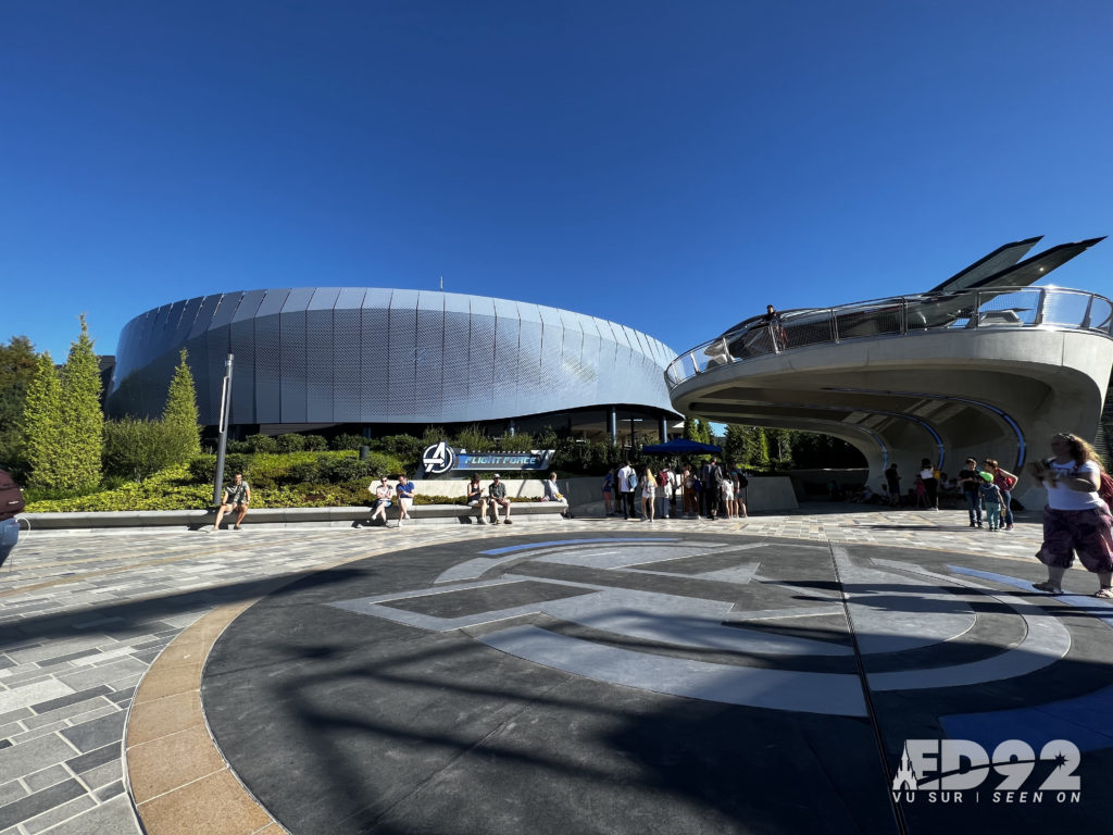 Avengers Campus à Disneyland Paris avec au premier plan le A des Avengers