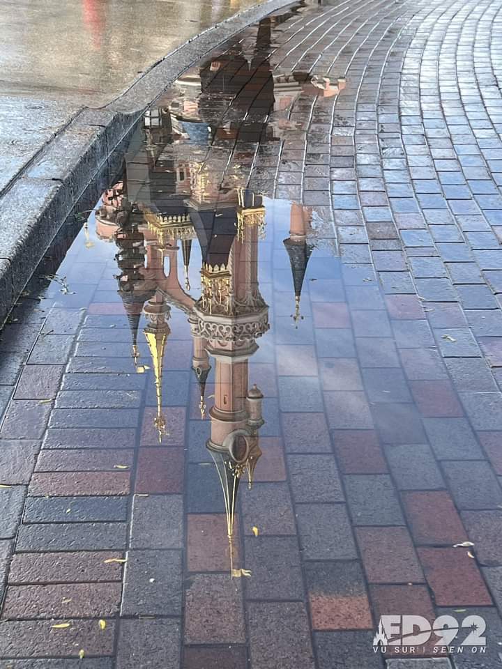 le château de Dlp se reflète dans une flaque d'eau