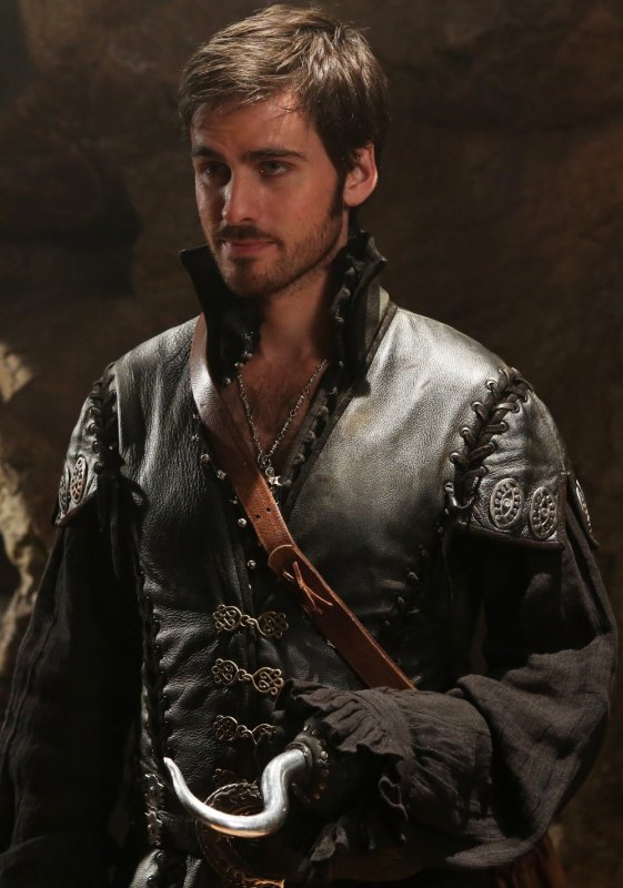 l'aceur Colin O'Donoghue en costume du capitaine crochet dans la série once upon  a time