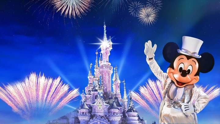 Mickey en costume de fête devant le chateau 