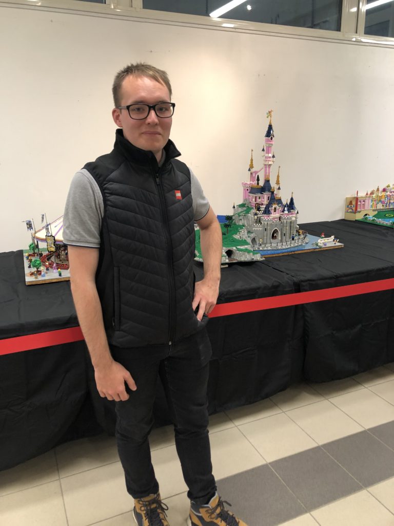 Guillaume Roussel - Disneybricks devant ses créations